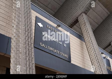 East Stand et panneau Gallowgate Stand à St James' Park, stade du club de football de Newcastle United, Newcastle upon Tyne, Royaume-Uni Banque D'Images