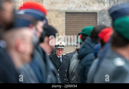 Ulm, Allemagne. 17th mars 2022. L'amiral Joachim Rühle (M) salue les soldats. Le général Knappe d'Ulm a abandonné le commandement de deux quartiers généraux militaires internationaux à Wilhelmsburgkaserne. La Knappe, âgée de 65 ans, prend sa retraite et ses fonctions seront assumées par le général Sollfrank. Credit: Stefan Puchner/dpa/Alay Live News Banque D'Images