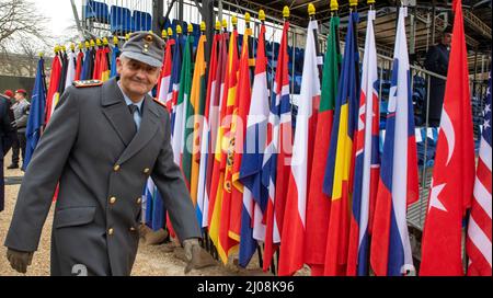 Ulm, Allemagne. 17th mars 2022. Le général Alexander Sollfrank passe devant les drapeaux des États membres de l'OTAN. Le général Knappe, basé à Ulm, a abandonné le commandement de deux quartiers généraux militaires internationaux à la caserne de Wilhelmsburg. La Knappe, âgée de 65 ans, prend sa retraite et ses fonctions seront assumées par le général Sollfrank. Credit: Stefan Puchner/dpa/Alay Live News Banque D'Images