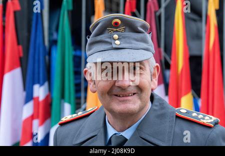 Ulm, Allemagne. 17th mars 2022. Le général Alexander Sollfrank se tient devant les drapeaux des États membres de l'OTAN. Le général Knappe d'Ulm a abandonné le commandement de deux quartiers généraux militaires internationaux à Wilhelmsburgkaserne. La Knappe, âgée de 65 ans, prend sa retraite et ses fonctions seront assumées par le général Sollfrank. Credit: Stefan Puchner/dpa/Alay Live News Banque D'Images