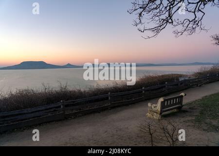 Beau lac balaton paysage à Fonyod Hongrie avec banc de pierre décoré et la colline de badacsony sur le fond. Banque D'Images