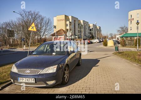 Parking Ford Mondeo dans une rue avec immeubles à appartements dans le quartier de Stare Zegrze Banque D'Images