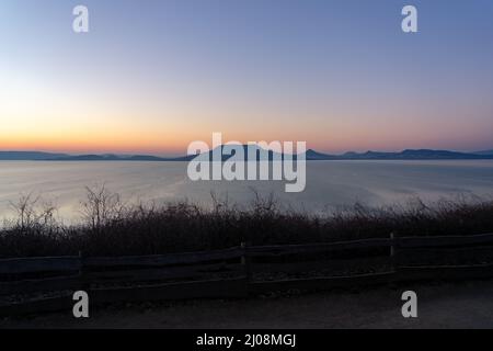 Belle promenade de szaplonczay avec lac balaton paysage à Fonyod Hongrie avec le fond de colline de badacsony Banque D'Images