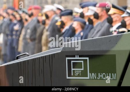Ulm, Allemagne. 17th mars 2022. Les soldats se cachent derrière l'acronyme du quartier général de la logistique multinationale de l'OTAN à Ulm (MN JHQ ULM). Le général Knappe d'Ulm a abandonné le commandement de deux quartiers généraux militaires internationaux à Wilhelmsburgkaserne. La Knappe, âgée de 65 ans, prend sa retraite et ses fonctions seront assumées par le général Sollfrank. Credit: Stefan Puchner/dpa/Alay Live News Banque D'Images