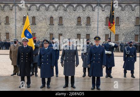 Ulm, Allemagne. 17th mars 2022. L'amiral Joachim Rühle (front l-r), le général Jürgen Knappe, le général Alexander Sollfrank et le général Martin Schelleis se tiennent lors de la cérémonie de passation à Wilhelmsburg. Le général Knappe, d'Ulm, en Allemagne, a abandonné le commandement de deux quartiers généraux militaires internationaux à la caserne de Wilhelmsburg. La Knappe, âgée de 65 ans, prend sa retraite et ses fonctions seront assumées par le général Sollfrank. Credit: Stefan Puchner/dpa/Alay Live News Banque D'Images