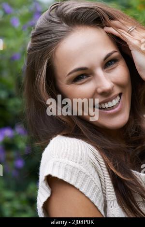 Naturellement magnifique. Portrait d'une jeune femme attrayante debout dans le jardin. Banque D'Images