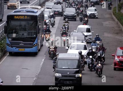 Jakarta, Indonésie - 7 mars 2022 : circulation sur les autoroutes dominées par les motos Banque D'Images