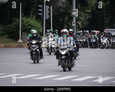 Jakarta, Indonésie - 7 mars 2022 : circulation sur les autoroutes dominées par les motos Banque D'Images