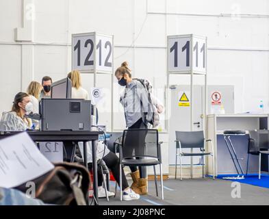 Des patients recevant un vaccin ont été vaccinés au centre de Zagreb Fair Covid, à Zagreb, en Croatie. Vaccin Covid-19 à Zagreb Foire gratuite pour les visiteurs du monde entier Banque D'Images