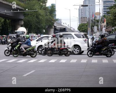 Jakarta, Indonésie - 7 mars 2022 : circulation sur les autoroutes dominées par les motos Banque D'Images