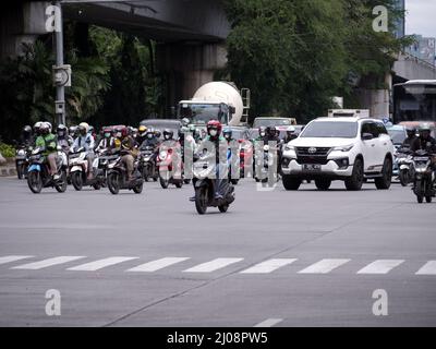 Jakarta, Indonésie - 7 mars 2022 : circulation sur les autoroutes dominées par les motos Banque D'Images