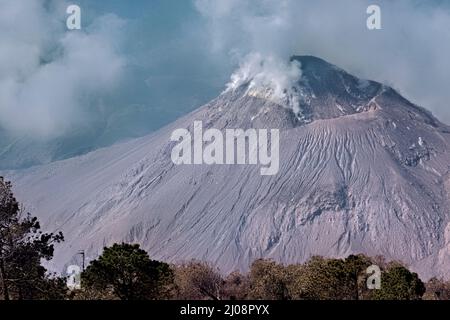 Santiaguito dôme de lave émergeant au large du volcan Santa Maria, Quetzaltenango, Guatemala Banque D'Images
