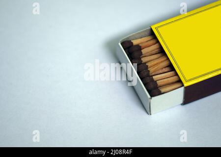 Correspond à une boîte isolée sur fond blanc Banque D'Images