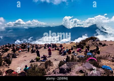 Cérémonie de culte maya au sommet du volcan Santa Maria, Quetzaltenango, Guatemala Banque D'Images