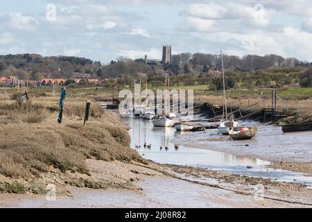 Port de Morston et ruisseau à marée basse avec la toile de fond rurale de Blakeney en arrière-plan, Norfolk, East Anglia, Royaume-Uni Banque D'Images