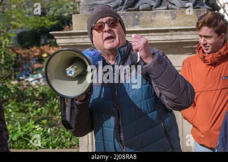 Londres, Royaume-Uni, 17th mars 2022. Un conférencier du Liverpool Trades Council apporte un soutien national et international aux gardes de sécurité du Great Ormond Street Hospital (GOSH). Le rassemblement célèbre les nettoyeurs DE LA GOSH qui ont remporté les conditions générales complètes du NHS à partir du 1 avril, laissant les gardes de sécurité à majorité noire, brune et migrant comme les seuls travailleurs de la Gosh qui ne sont pas sous contrat du NHS, et exigent la fin de cette externalisation raciste par le riche hôpital pour enfants. Credit: Peter Marshall/Alay Live News Banque D'Images