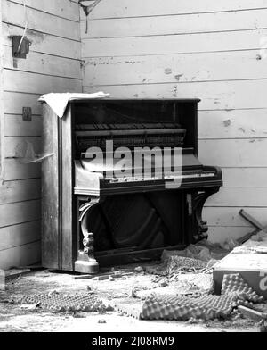 Ancienne église abandonnée avec piano antique couvert de poussière et de toiles d'araignée. Il manque de l'ivoire dans les clés et l'intérieur est ouvert à la détérioration. L'église est vieille Banque D'Images