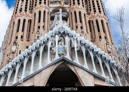 BASILIQUE I TEMPLE EXPIATORI DE LA SAGRADA FAMILIA BARCELONE ESPAGNE VUE DE LA PASSION FAÇADE SANCTUS MOTS ET DE NOMBREUSES SCULPTURES Banque D'Images