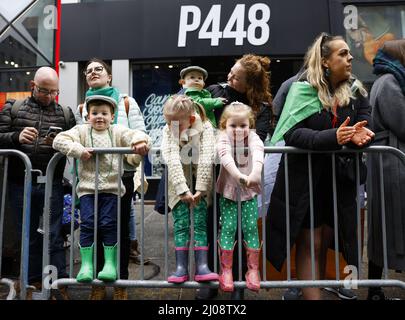 New York, États-Unis. 17th mars 2022. Les enfants regardent la parade de la Saint-Patrick sur la Cinquième Avenue à New York le jeudi 17 mars 2022. Photo de John Angelillo/UPI crédit: UPI/Alay Live News Banque D'Images