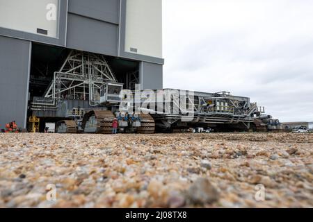 Floride, États-Unis. 17th mars 2022. Les ingénieurs et les techniciens commencent à conduire le véhicule à chenilles 2 à l'intérieur du bâtiment d'assemblage de véhicules du Kennedy Space Center de la NASA, en Floride, le 15 mars 2022. La chenille glissera sous le système de lancement spatial Artemis I (SLS) avec l'engin spatial Orion sur le lanceur mobile et la transportera vers le complexe de lancement 39B pour un test de répétition de la robe humide avant le lancement. Artemis I sera le premier test intégré des engins spatiaux SLS et Orion. Dans les missions ultérieures, la NASA atterrira la première femme et la première personne de couleur sur la surface de la Lune, ouvrant la voie Banque D'Images