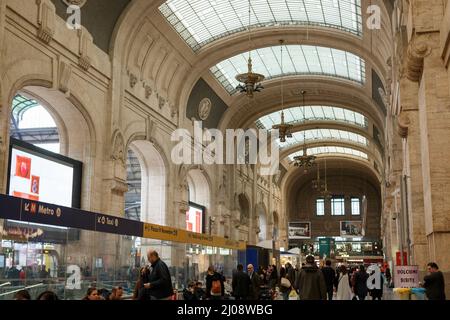 Milan, Italie. 03rd octobre 2019. Hall d'arrivée de Milan Central Saation le 31 mars 2019. La gare centrale de Milan est la plus grande gare ferroviaire d'Europe en volume. Il a ouvert en 1931 en remplacement de l'ancienne gare centrale. Elle est considérée comme l'une des plus belles gares du monde. (Photo par Alexander Pohl/Sipa USA) crédit: SIPA USA/Alay Live News Banque D'Images