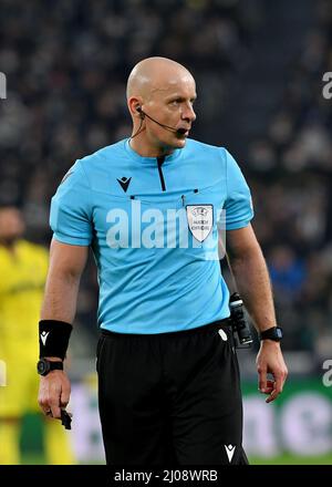 L'arbitre Szymon Marciniak en action lors du match de la Ligue des champions de l'UEFA 2021/22 Round of Sixteen second Leg entre le FC Juventus et le FC Villarreal a Banque D'Images