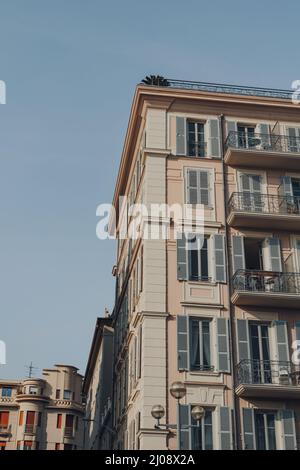 Vue à angle bas d'un immeuble résidentiel avec balcons à Nice, France. Banque D'Images