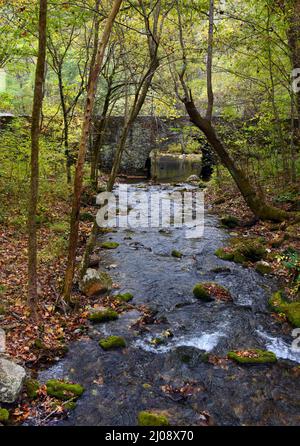 North Sylamore Creek s'étend sous le pont en pierre à demi-lune des grottes de Blanchard Springs, Arkansas. Banque D'Images