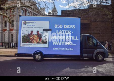 Londres, Royaume-Uni. 17th mars 2022. Un fourgon publicitaire traverse Westminster avec un écran numérique montrant un Tweet de Boris Johnson et les mots « 850 jours plus tard, nous attendons toujours ». L'organisation campagne pour interdire la chasse aux trophées mène actuellement la campagne en réponse aux projets potentiels du gouvernement britannique de supprimer une proposition d'interdiction des importations de chasse aux trophées. Credit: Vuk Valcic/Alamy Live News Banque D'Images