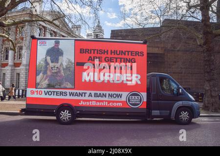 Londres, Royaume-Uni. 17th mars 2022. Un fourgon publicitaire traverse Westminster avec un écran numérique montrant l'image d'un chasseur avec un lion mort et les mots « les chasseurs britanniques s'en vont avec le meurtre ». L'organisation campagne pour interdire la chasse aux trophées mène actuellement la campagne en réponse aux projets potentiels du gouvernement britannique de supprimer une proposition d'interdiction des importations de chasse aux trophées. Credit: Vuk Valcic/Alamy Live News Banque D'Images