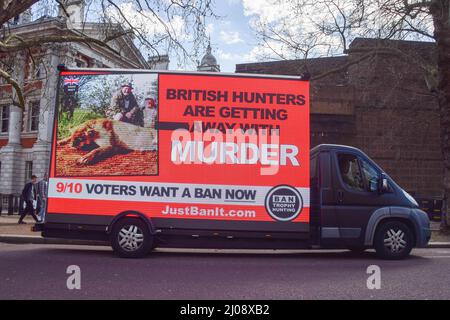 Londres, Royaume-Uni. 17th mars 2022. Un fourgon publicitaire traverse Westminster avec un écran numérique montrant l'image d'un chasseur avec un lion mort et les mots « les chasseurs britanniques s'en vont avec le meurtre ». L'organisation campagne pour interdire la chasse aux trophées mène actuellement la campagne en réponse aux projets potentiels du gouvernement britannique de supprimer une proposition d'interdiction des importations de chasse aux trophées. Credit: Vuk Valcic/Alamy Live News Banque D'Images