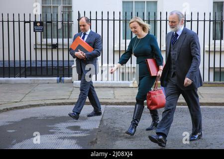 Londres, Royaume-Uni. 17th mars 2022. Le député de Liz Truss (Elizabeth Truss), secrétaire d'État aux Affaires étrangères, du Commonwealth et du développement, ministre des femmes et des équialités, est vu à Downing Street avec Sir Tim Barrow, directeur politique au Bureau des affaires étrangères. Credit: Imagetraceur/Alamy Live News Banque D'Images