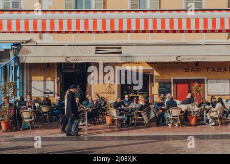 Nice, France - 10 mars 2022 : personnes assises à la table extérieure du restaurant la Civette du cours sur le cours Saleya, une rue de la vieille ville de Nice Banque D'Images