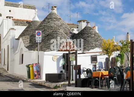 Alberobello, Italie, 04 décembre 2013: Bar de rue dans la maison ronde traditionnelle à Alberobello, Italie du Sud Banque D'Images