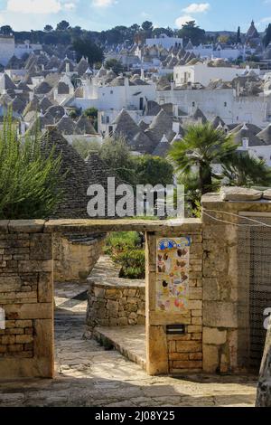 Alberobello, Italie, 04 décembre 2013 : voie arrière avec vue sur les maisons rondes traditionnelles à Alberobello, Italie du Sud Banque D'Images