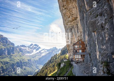 Ebenalp avec son célèbre Cliff inn aescher - une région de montagne de loisirs attrayante dans le canton d'Appenzell, Suisse Banque D'Images