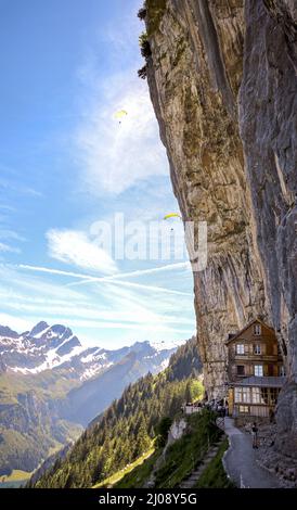 Ebenalp avec son célèbre Cliff inn aescher - une région de montagne de loisirs attrayante dans le canton d'Appenzell, Suisse Banque D'Images