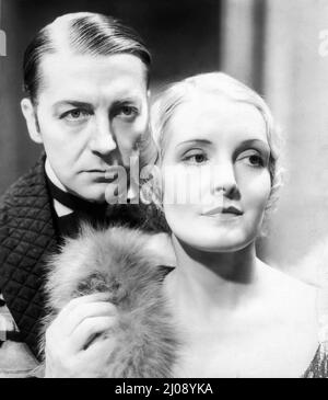 CLIVE BROOK et MIRIAM JORDAN dans SHERLOCK HOLMES 1932 réalisateur WILLIAM K. HOWARD basé sur des personnages créés par Sir Arthur Conan Doyle et jeu de William Gillette costume conception Rita Kaufman Fox film Corporation Banque D'Images