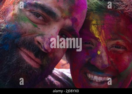 Katmandou, Népal. 17th mars 2022. Homme et femmes couverts de vermilion coloré poudre sur leur visage pendant le festival holi à Katmandou, Népal le 17 mars 2022.Holi festival est également appelé le festival de la couleur ou le festival de printemps comme, ce festival est célébré avec des poudres de vermilion colorées alors qu'il marque également l'arrivée du printemps et de la saison de récolte respectivement. (Photo de Abhishek Maharajan/Sipa USA) crédit: SIPA USA/Alay Live News Banque D'Images