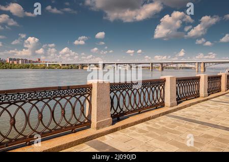 Le remblai de la rivière OB dans la ville de Novosibirsk en Russie. Le concept de l'amélioration urbaine Banque D'Images