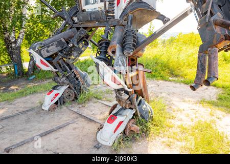 Les pieds d'un transformateur en fer recouvert de rouille ou d'un robot de combat Banque D'Images