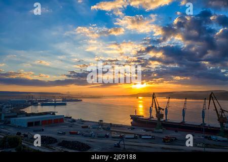 Incroyable lever de soleil coloré sur la mer. Vue aérienne depuis un port Banque D'Images