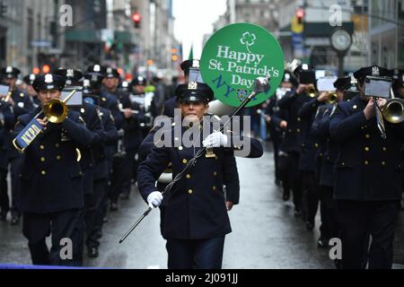 La NYPD Marching Band participe au New York City St. Patrick's Day Parade le long de Fifth Avenue le 17 mars 2022 à New York. Banque D'Images