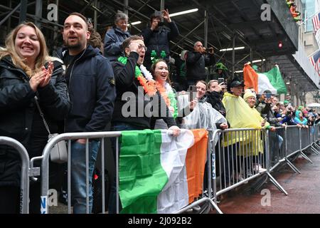 Les gens participent au défilé de la Saint-Patrick de New York le long de la Cinquième Avenue le 17 mars 2022 à New York. Banque D'Images