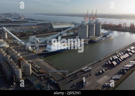 Liverpool, Royaume-Uni, le 17th mars 2022. Les navires P&O Norbank et Norbay sont vus amarrés au quai de Gladstone Dock à Liverpool après que le principal opérateur de ferry britannique ait mis à pied 800 membres d'équipage britanniques sur toute sa flotte jeudi. Selon des rapports, P&O prévoit de faire appel à des agences bon marché pour exploiter ses navires, à Liverpool, au Royaume-Uni. Crédit : Jon Super/Alay Live News. Banque D'Images