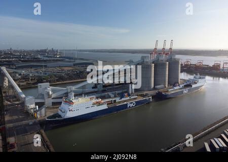 Liverpool, Royaume-Uni, le 17th mars 2022. Les navires P&O Norbank et Norbay sont vus amarrés au quai de Gladstone Dock à Liverpool après que le principal opérateur de ferry britannique ait mis à pied 800 membres d'équipage britanniques sur toute sa flotte jeudi. Selon des rapports, P&O prévoit de faire appel à des agences bon marché pour exploiter ses navires, à Liverpool, au Royaume-Uni. Crédit : Jon Super/Alay Live News. Banque D'Images