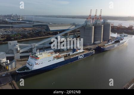Liverpool, Royaume-Uni, le 17th mars 2022. Les navires P&O Norbank et Norbay sont vus amarrés au quai de Gladstone Dock à Liverpool après que le principal opérateur de ferry britannique ait mis à pied 800 membres d'équipage britanniques sur toute sa flotte jeudi. Selon des rapports, P&O prévoit de faire appel à des agences bon marché pour exploiter ses navires, à Liverpool, au Royaume-Uni. Crédit : Jon Super/Alay Live News. Banque D'Images