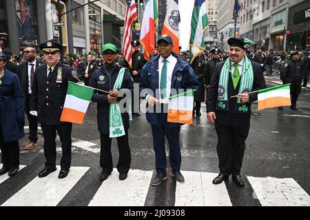 Le maire Eric Adams participe au défilé de la Saint-Patrick de New York le long de la Cinquième Avenue le 17 mars 2022 à New York. Banque D'Images