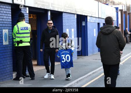 Liverpool, Royaume-Uni. 17th mars 2022. Les fans arrivent avant le match de la Premier League à Goodison Park, Liverpool. Crédit photo à lire: Darren Staples / Sportimage crédit: Sportimage / Alay Live News Banque D'Images