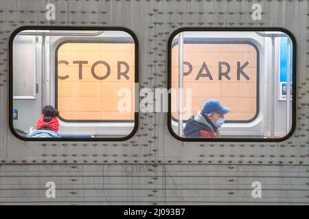 Passagers à l'intérieur d'un ancien train de métro TTC pendant la pandémie du coronavirus à Toronto, Canada-le 16 mars 2022 Banque D'Images